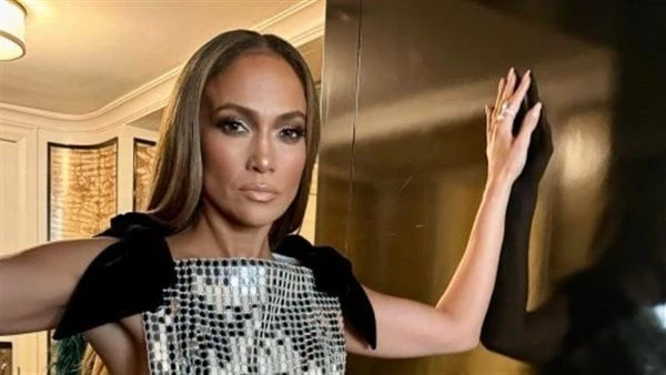 بعد انفصالها عن بن أفليك .. جينيفر لوبيز تثير الجدل بإطلالتها فى تورنتو أثارت النجمة العالمية جينيفر لوبيز حالة من الجدل الواسع بسبب اطلالتها الجريئة