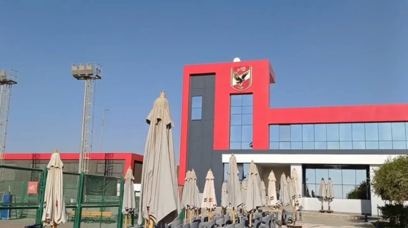 مذيعة بقناة الأهلي تشكو ابن رئيس ناد شهير: هارب من 25 سنة سجن تقدمت مذيعة بقناة النادي الأهلي، بشكوى إلى وزير الداخلية، اللواء محمود توفيق، تطالب فيها بتنفيذ أحكام قضائية صادرة ضد