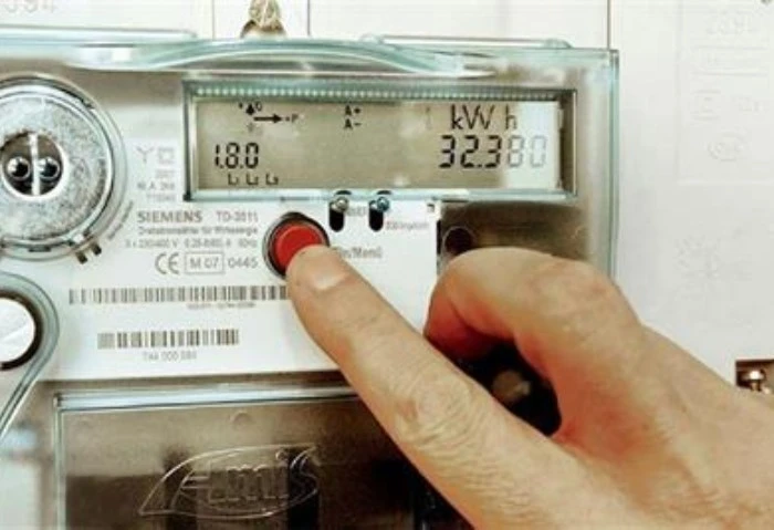 بعد إقرارها، الكهرباء توقف تطبيق محاسبة العدادات الكودية بتعريفة ال214.5 قرش العدادات الكودية، وضعت وزارة الكهرباء والطاقة المتجددة، قرار محاسبة العدادات الكودية الجديد على التعريف