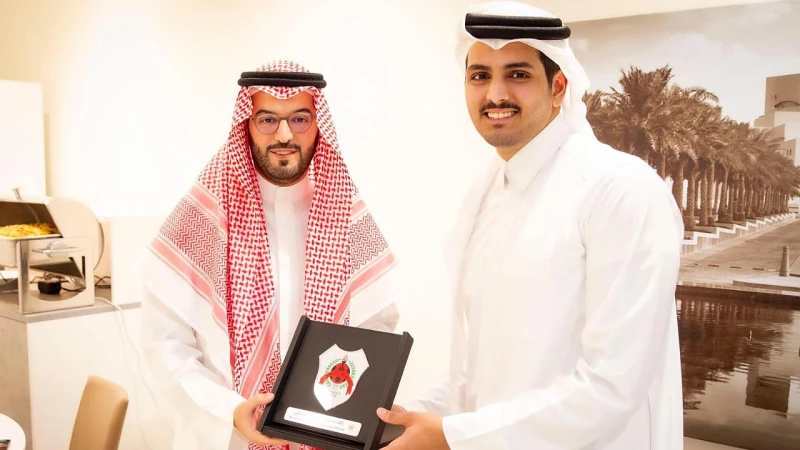 -رئيس نادي الريان القطري يستقبل فهد بن نافل عقب المباراة .. صور .. استقبل رئيس نادي الريان القطري، الشيخ القعقاع بن حمد بن خليفة آل ثاني، رئيس نادي