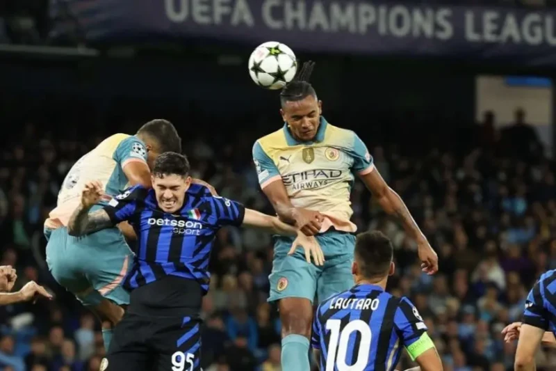 هل هو عمى ألوان؟ أكانجي مرر للحكم وكأنه برناردو سيلفا أخطأ المدافع الدولي السويسري مانويل أكانجي في حكم الراية على زميله في فريق مانشستر سيتي الإنجليزي برناردو سيلفا، خلال مباراة ا