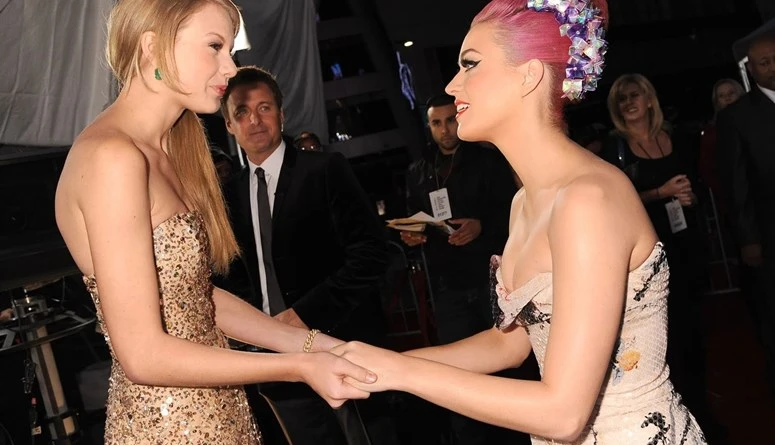 شريك تايلور سويفت يعتذر بعد سد أذنيه في فقرة كاتي بيري (فيديو)تقدم جاك أنتونوف باعتذار علني بعد حالة الجدل والغضب اللذين أثارهما وضعه سدادات الأذن في حفل توزيع جوائز لعام 2024، لا 