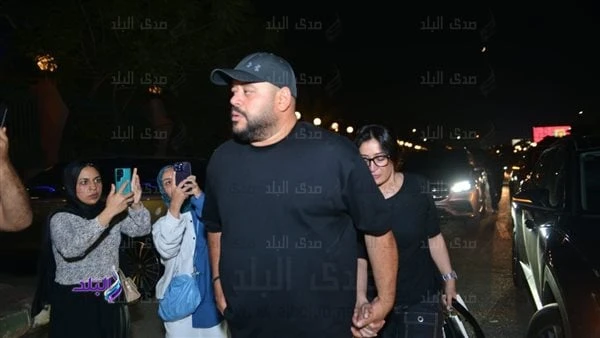 حضور كبير لنجوم الفن في عزاء والد طارق الجنايني .. فيديووصوربدأ عزاء والد المنتج طارق الجنايني، بمسجد الشرطة في الشيخ زايد، والذي رحل عن يوم الأربعاء