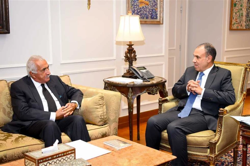 وزير الخارجية والهجرة يلتقي وفد غرفة التجارة الأمريكية قبيل سفره لواشنطن استقبل الدكتور بدر عبدالعاطي وزير الخارجية والهجرة وشئون المصريين بالخارج اليوم الثلاثاء، وفدا من غرفة التج