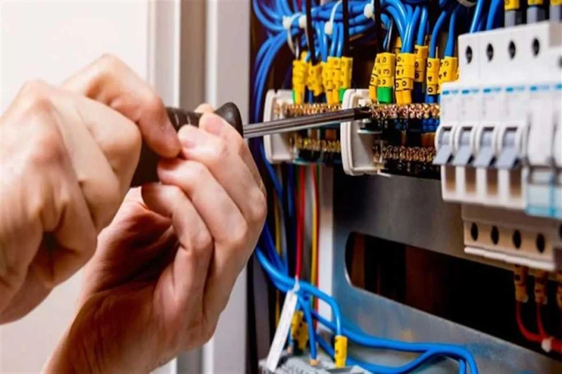 أمين الفتوى: لا توبة لسارق الكهرباء إلا برد الأموال حتى لو متوفى (فيديو) أكد الشيخ إبراهيم عبدالسلام، أمين الفتوى بدار الإفتاء المصرية، أن توصيل الأجهزة الكهربائية خارج العداد أو س