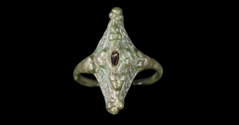 هواة يعثرون على خاتم مدفون منذ ألف عام تعرف على التالي هواة يعثرون على خاتم مدفون منذ ألف عام، إكتشف عالم آثار هاو خاتم بيكتي رائع بإطار معقد في