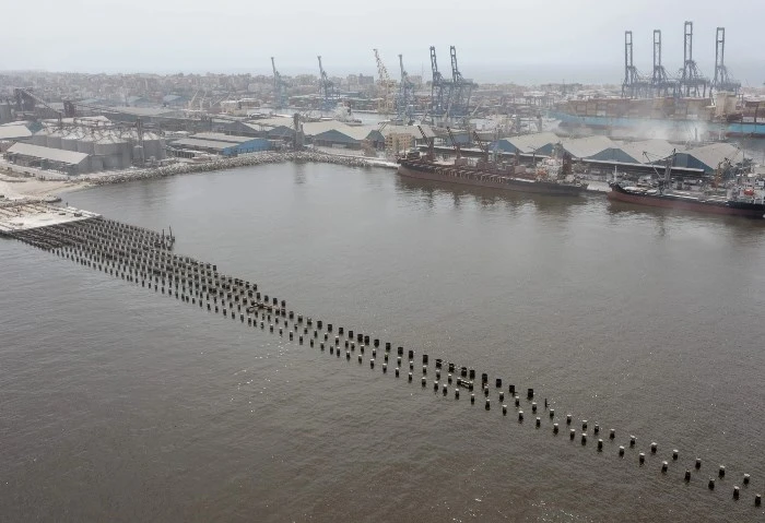 18 معلومة عن إنشاء أول محطة متكاملة بالموانئ المصرية لتخزين الحبوب يعتبر مشروع إنشاء محطة الصب الجاف النظيف بميناء الدخيلة هو أحد المشاريع الاستراتيجية لتعزيز قدرة الموانئ المصرية