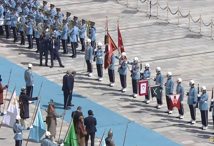 مراسم استقبال رسمية للرئيس السيسي خلال زيارته الرسمية لتركيا (فيديو) نظمت مراسم استقبال رسمية للرئيس عبدالفتاح السيسي عقب وصوله إلى أنقرة في زيارة