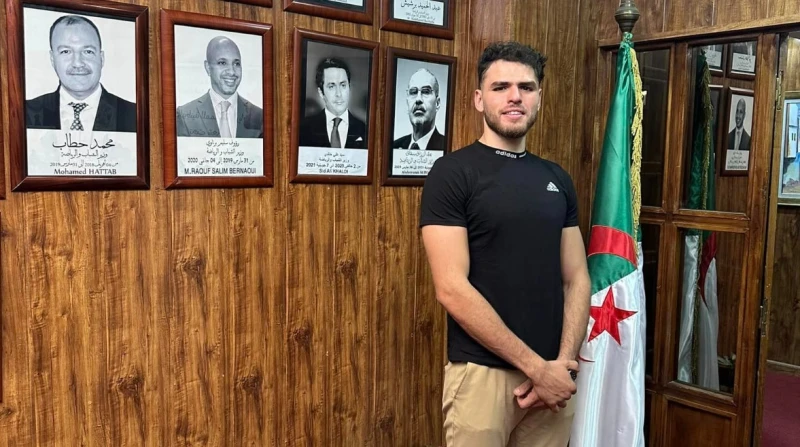 بطل عالم فنون قتالية يدافع عن لقبه برعاية ذهب أمه ديون لا ترد، عبارة تصف قصة الرياضي الجزائري معمري، الذي فقد شرف محاولة الدفاع عن لقبه وكاد أن يفقد ذهب والدته التي ضحت به في سبيل 