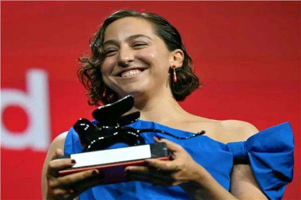 مخرجة أميركية يهودية تندد بالإبادة الإسرائيلية في غزة منوعات نددت المخرجة سارة فريدلاند، بصفتها فنانة أميركية يهودية، بالإبادة الإسرائيلية في غزة،