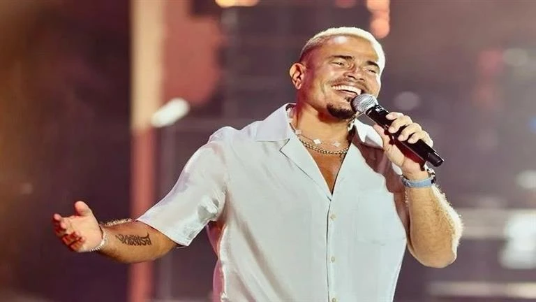 عمرو دياب يعزف على البيانو أغنية انت الحظ في حفل غنائي ضخم بالسعودية.. فيديو وصور تعرف على التالي عمرو دياب يعزف على البيانو أغنية انت الحظ في حفل غنائي ضخم بالسعودية.. فيديو وصور،