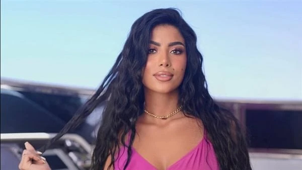 بالأصفر اللافت.. كارولين عزمي تبرز أنوثتها بهذه الإطلالة نشرت الفنانة كارولين عزمي صورة جديدة عبر حسابها الشخصي على موقع التواصل الاجتماعي للصور والفيديوهات لإنستجرام. وتألقت كارول