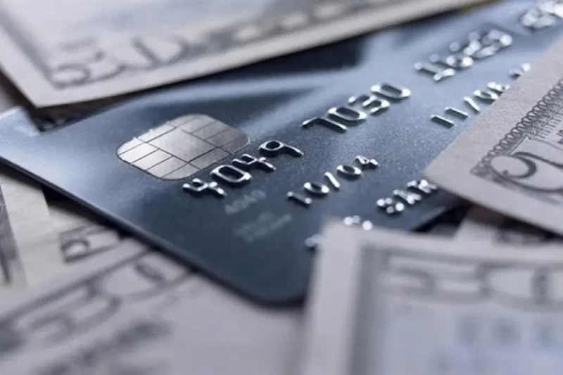 بعد زيادة الكريدت كارد.. البنك الأهلي يرفع تدبير الدولار نقدا للعملاء المسافرين إلى 5 آلاف دولار أعلن البنك الأهلي المصري زيادة قيمة المبالغ المتاح