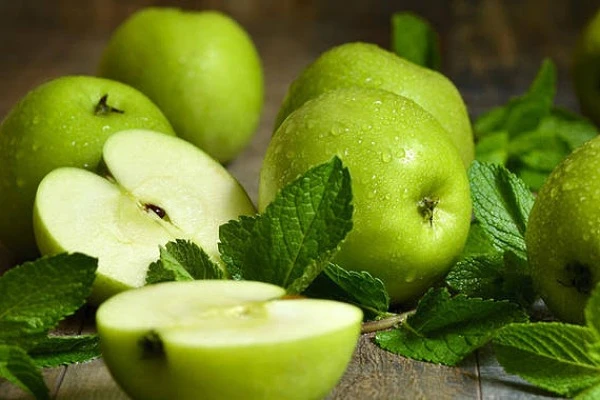 فوائد التفاح وكيفية تحقيق أقصى استفادة منه.التفاح، هذه الفاكهة اللذيذة والمغذية، تحمل العديد من الفوائد الصحية والغذائية. إليكم نظرة عن كثب على فوائدها وكيفية الاستفادة منها بشكل أ