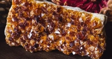 أفضل 4 أحجار كريمة في فصل الخريف.. تمنحك الدفء والشعور بالسعادة المرأة والمنوعات مع انخفاض درجات الحرارة تتغير اتجاهات المجوهرات، فهناك أحجار كريمة