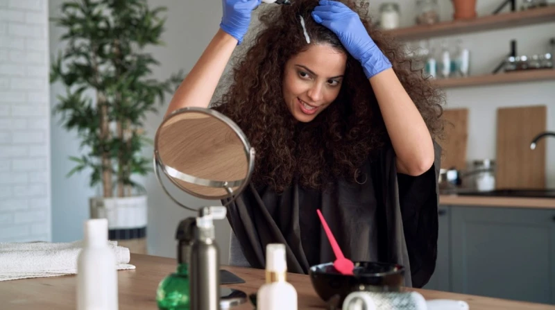 صبغة الشعر الكيميائية.. قد تصيبك بالعمى في هذه الحالة تؤثر صبغة الشعر في بعض الأحيان على العين بشكل غير مباشر من خلال بعض المواد الكيميائية الموجودة