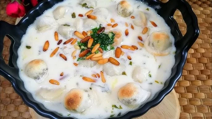 طريقة عمل ششبرك باللبن.. وجبة مميزة بنكهة غنيةالششبرك باللبن هو طبق تقليدي شهير في المطبخ العربي، ويمثل وجبة مميزة تجمع بين النكهات الغنية والنصائح التقليدية في الطهي. يعود أصله إل