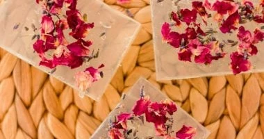 طريقة عمل صابون الجلسرين في البيت بخطوات بسيطة.. خليكى ناصحة ووفري المرأة والمنوعات صابون الجلسرين من أفضل أنواع الصابون الطبيعي الذي يساعد على ترطيب البشرة ، ويتميز بسهولة صنعه في