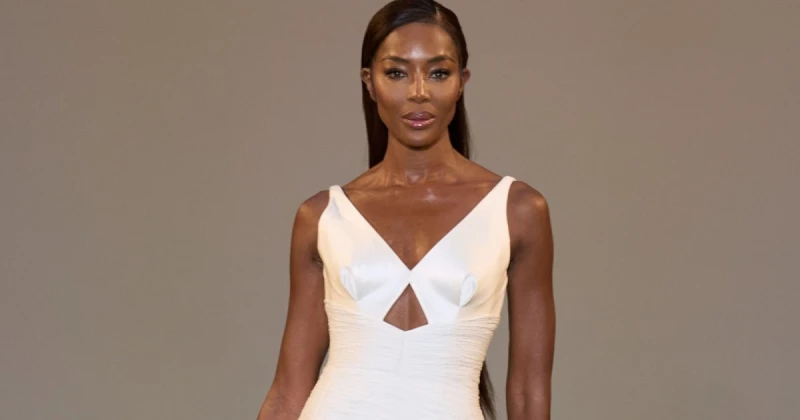 ناعومي كامبل رائعة بالفستان الأبيض في أسبوع الموضة في ميلانو تعرف على التالي ناعومي كامبل رائعة بالفستان الأبيض في أسبوع الموضة في ميلانو، بدت العارضة العالمية ناعومي كامبل مذهلة ع