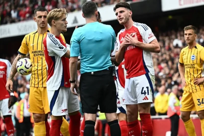 حكم مباراة أرسنال وبرايتون لم يعجبه طرد ديكلان رايس اعترف حكم الدوري الإنجليزي الممتاز كريس كافانا بأنه لم يعجبه قرار إظهار البطاقة الحمراء للاعب أرسنال ديكلان رايس في تعادله مع بر