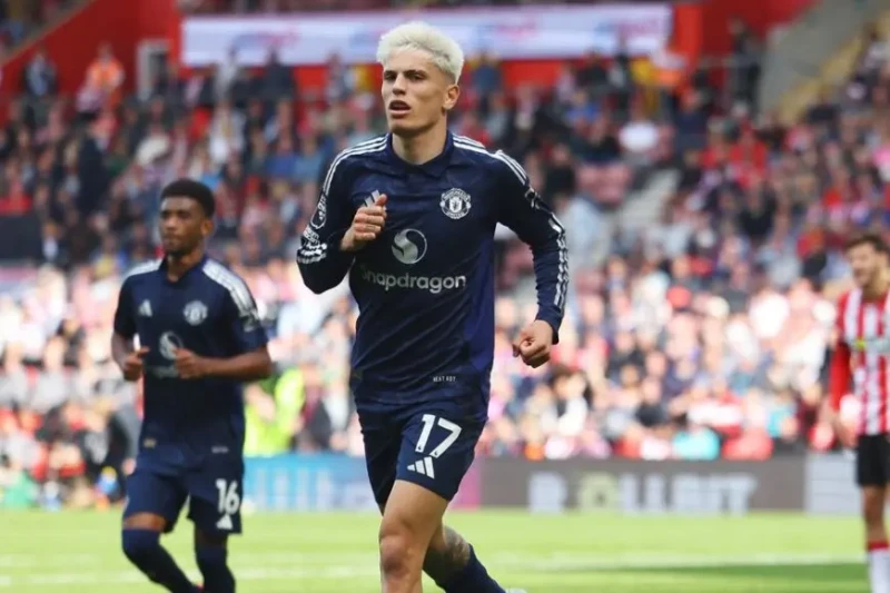 مانشستر يونايتد ينفض غبار هزيمته أمام ليفربول ويتلاعب بساوثهامبتون فاز مانشستر يونايتد على مضيفه ساوثامبتون 3-0 في المرحلة الرابعة من الدوري