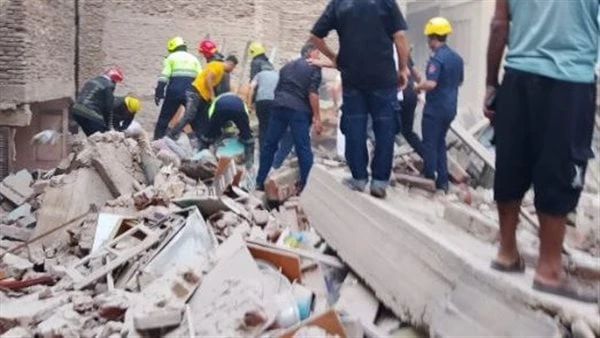 عمره 11 عاما.. استخراج أول ناجي من حادث عقار الزيتون المنهار قامت قوات الحماية المدنية باستخراج طالب مصاب، عمره 11 عاما، بحادث انهيار عقار الزيتون