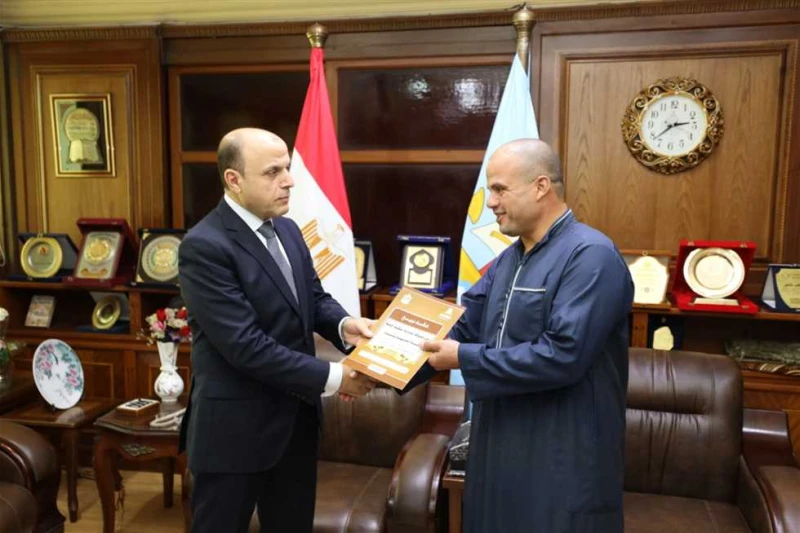 محافظ كفر الشيخ يسلم 16 عقد تقنين أراضي أملاك الدولة للمستفيدين من المواطنين قام اللواء علاء عبدالمعطي، محافظ كفرالشيخ اليوم الإثنين، بتسليم 16 عقد