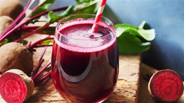 ماذا يحث للجسم عند تناول عصير البنجر؟عصير البنجر قوي لتنظيف الرئتين، وهو محضر من ثلاثة مكونات التفاح والبنجر والجزر، عصير هذه الفواكه الثلاثة ليس لذيذا فحسب، بل يمكن أن يكون مفيدا