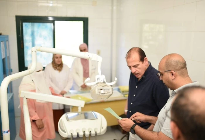 نائب وزير الصحة يصدر توجيهات عاجلة خلال زيارته المنشآت الصحية بدمياط أجرى الدكتور عمرو قنديل نائب وزير الصحة والسكان، جولة تفقدية موسعة، بعدد من