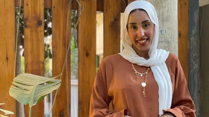 فيش وتشبيه حتى أعانق القمر! كانت ليلة تشبه تلك الأيام، ليلة من ليالي سبتمبر التي تبشر بتوديع درجات الحرارة الساخنة. لسعة برد تأتي بغتة لتخمد حرارة جسدك، وربما روحك أيضا، لكن روحي ه