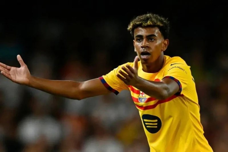 برشلونة يؤمن حماية خاصة للامين يامال بعد طعن والده برشلونة يشعر بالقلق على سلامة نجمه لامين يامال ومنحه حماية خاصة بعد تعرض والده للطعن. وتعرض والد يامال، منير النصراوي، للطعن ونقل