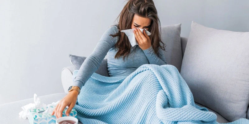 أسباب نزلات البرد في الصيف .. ما هي طرق الوقاية والعلاج؟نزلات البرد في الصيف ليست عادة أسوأ من نزلات البرد في الشتاء، ولكن يمكن أن تجعلك تشعرين بمزيد