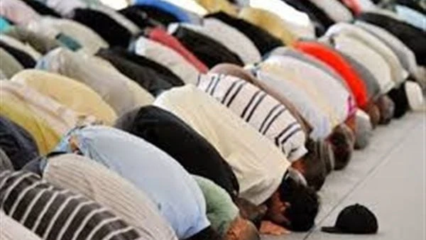 هل يجوز انتظار الإمام حتى يقوم من السجود أم ألحق به؟ التصرف الشرعيقالت لجنة الفتوى التابعة مجمع البحوث الإسلامية، إنه إذا دخل المسلم المسجد لصلاة