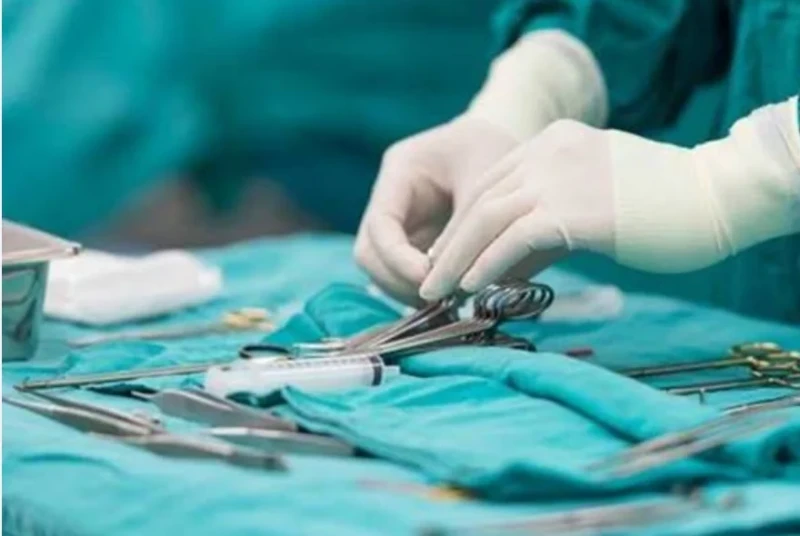 بفارق مسافة 8 آلاف كم.. نجاح عملية جراحية تاريخية عابرة للقاراتأجرى طبيب جراح أول عملية إزالة ورم في الكلى عابرة للقارات في العالم بنجاح بواسطة جراحة