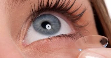 كيف تختار العدسات اللاصقة المناسبة للعيون الجافة وطرق الحفاظ عليها؟ صحة وطب جفاف العين، كما يوحي الاسم نفسه، هو حالة لا تنتج فيها العين ما يكفي من الدموع أو تكون الدموع ذات نوعية ر