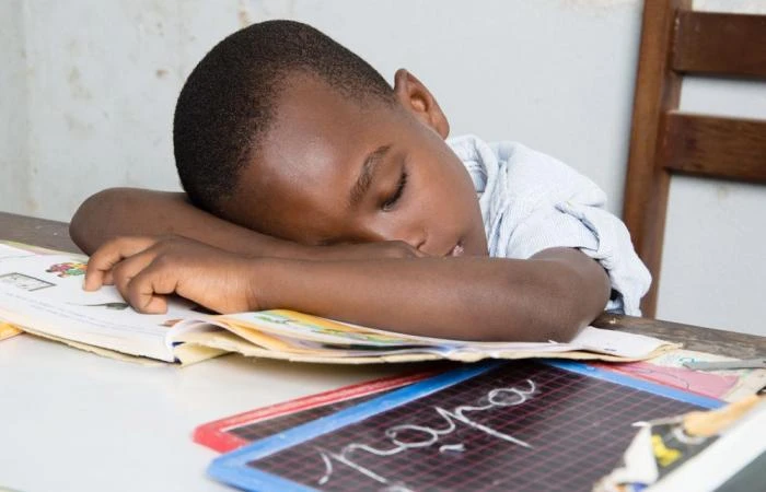 قد يكون عدم الحصول على ساعات نوم كافية وتأخير موعد النوم مرتبطا بتغيرات وظيفية ضارة في أجزاء من الدماغ، التي لها دور فعال في عمليات التأقلم مع الضغط وإدارة المشاعر السلبية. قد يكون