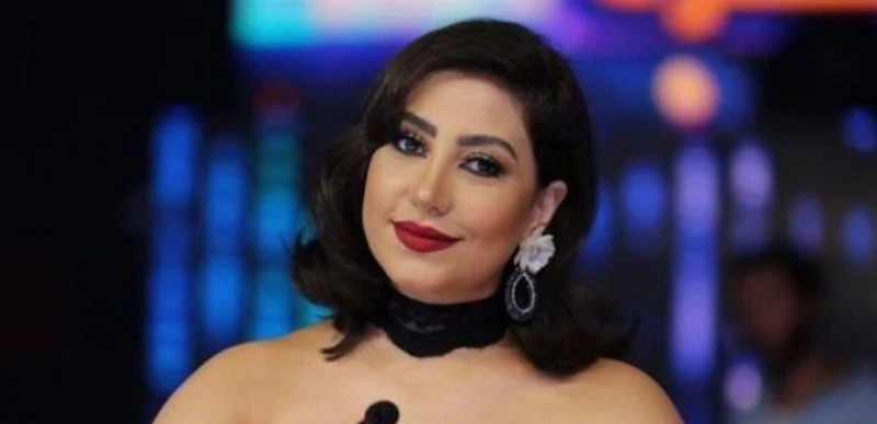 فنون ومشاهير: بتنورة قصيرة.. فنانة عربية تستمتع بالأجواء الصيفية في دبي (صور) تتواجد الفنانة بوسي في دبي حاليا، ونشرت صورا من رحلتها هناك وهي تستمتع بالأجواء الصيفية.ظهرت بوسي وهي