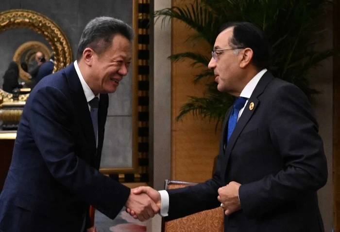 رئيس الوزراء يغادر مطار بكين الدولي عائدا إلى القاهرة غادر الدكتور مصطفى مدبولي، رئيس مجلس الوزراء، مساء اليوم، مطار بكين الدولي، عائدا إلى القاهرة،