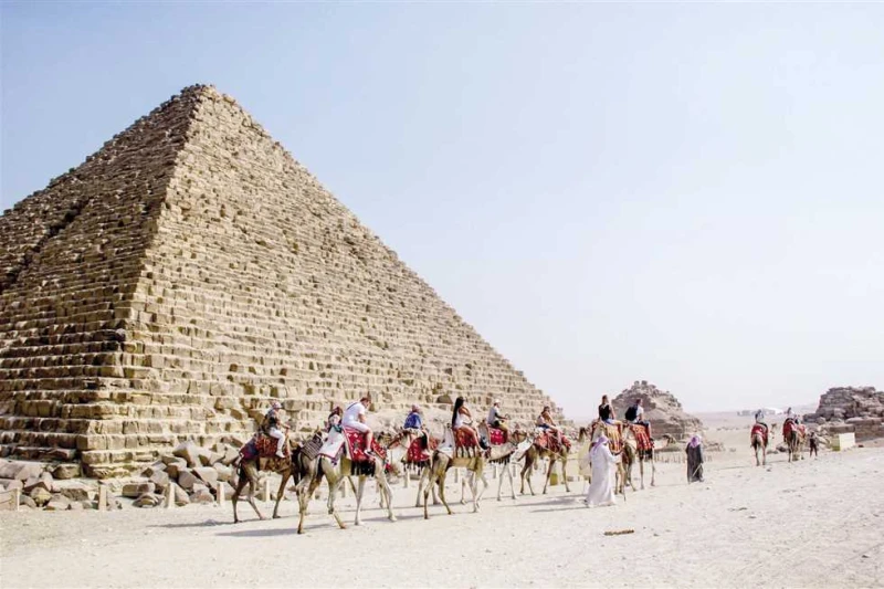 السياحة ومجموعة الحكير يبحثا خريطة استثمار منطقة الأهرامات (تفاصيل) قال شريف فتحي، وزير السياحة والآثار، إن المناخ الاستثماري الراهن في قطاع السياحة في مصر يتيح العديد من الفرص الج