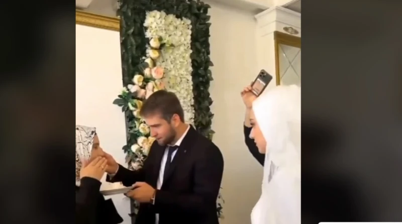 صلة رحم على حساب العروس.. ماذا يقول الطب النفسي عن تريند الكعكة؟ مؤخرا بدأنا نرى مشاهد وفيديوهات من حفلات الزفاف، قد يستنكرها البعض، فيما يروج لها