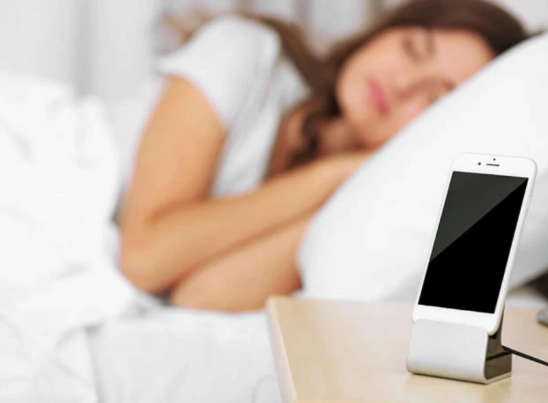 ..مفاجأة مرعبة: كيف يدمر هاتفك صحتك أثناء نومك؟..تفاصيل تتابع الان تفاصيل ما ورد عن مفاجأة مرعبة: كيف يدمر هاتفك صحتك أثناء نومك؟، في حال كنت تضع جهاز الموبايل بجانب رأسك عند النوم