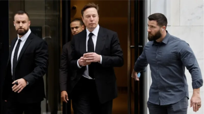 بيدخل الحمام بحساب.. إيلون ماسك يدفع ضريبة ثروته في سجن من ذهب في تطور يعكس تصاعد المخاوف الأمنية المحيطة به، عزز الملياردير الأمريكي إيلون ماسك بتعزيز فريقه الأمني بشكل ملحوظ، حيث