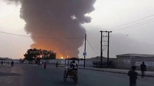 البخيتي: العدوان على الحديدة ليس اسرائيليا وهذه الجهة هي من قامت بتنفيذه! _محليات اكد محمد البخيتي ان العدوان على خزانات النفط ومحطات توليد الكهرباء بالحديدة ليس اسرائيليا وهناك جه