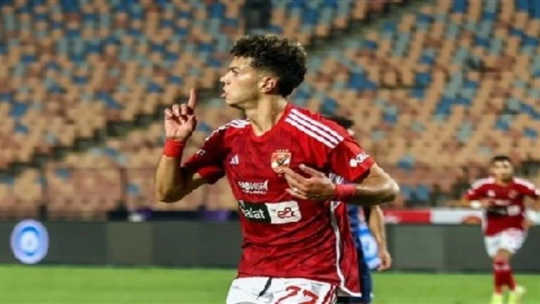 -بالمقص.. إمام عاشور يمازح شقيق زوجته لاعب الزمالك السابق (فيديو) .. انتشر مقطع فيديو عبر وسائل التواصل الاجتماعي لإمام عاشور لاعب خط وسط النادي