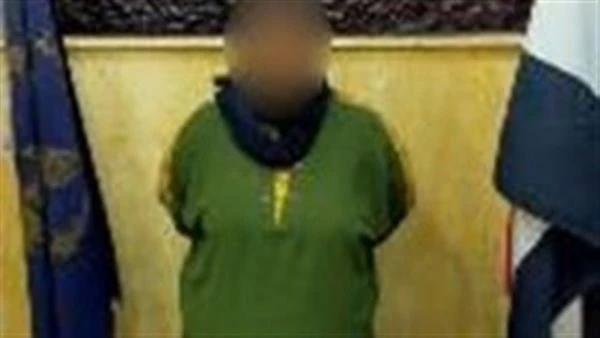 استغلت طيبتهم.. سيدة تسرق كروت الفيزا لكبار السن في الأزبكية بدعوى مساعدتهم في قلب الأزبكية، حيث تلتقي الطيبة بالثقة، كشفت الأجهزة الأمنية عن قضية