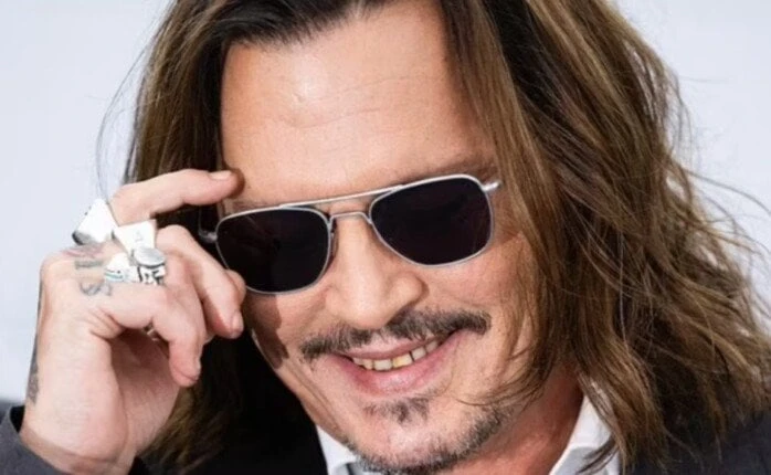 بعد إجرائه عملية تجميل.. من هو جوني ديب؟ صوراستحوذ النجم العالمي جوني ديب على اهتمام قطاع كبير من الجمهور خلال الساعات القليلة الماضية، وذلك بعدما