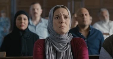 فن: برغم القانون الحلقة 5.. اتهام إيمان العاصى بتزوير شاهدات ميلاد أبنائها بدأت الحلقة الخامسة من مسلسل برغم القانون للنجمة إيمان العاصى الذى يتم عرضه على قناة ومنصة ، بتقديم محامي