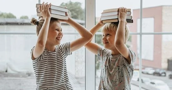 يشعر الطفل في العام الدراسي الأول بالكثير من القلق والتوتر، الذى قد يدفعه إلى رفض الذهاب للمدرسة، ولحل هذه المشكلة، نستعرض في هذا التقرير، نصائح يجب