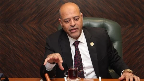 تدريب خريجي كليات الأداب لتوفير فرص عمل على مهنة مساح عام أعلن محمد جبران وزير العمل ،عن تعاون مرتقب بين الوزارة ،وشركة للمقاولات والاستثمارات العقارية ، ،كإحدى الشركات الوطنية الم