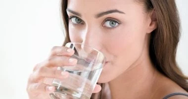 7 فوائد صحية لجسمك عند تناول كوب ماء فور الاستيقاظ صحة وطب الماء تعد من أهم ما يقوم الشخص بتناوله، لأنه تعمل علي إمداده بالكثير من الفوائد الصحية،